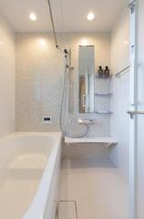 白基調にした清潔感あふれるお風呂。お風呂の扉は開き戸でお掃除もしやすく、出入りもしやすいです。