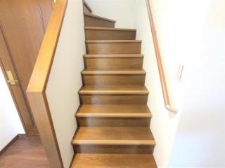 階段は手すりとノンスリップを設置し、踏み板を建具や床に併せて塗装済みです