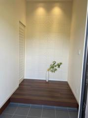 モダンシンプルな壁の玄関。靴箱も蔵にありスッキリ収納できます。